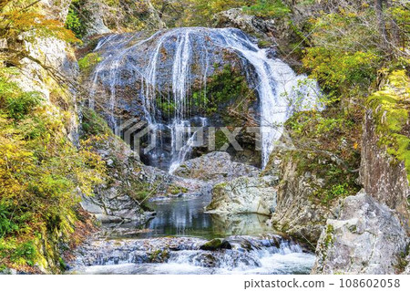 Scenery of autumn leaves Sekiyama Falls in autumn Higashine City, Yamagata Prefecture Scenery of autumn leaves Sekiyama Falls in autumn Higashine City, Yamagata Prefecture 108602058
