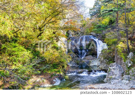 Scenery of autumn leaves Sekiyama Falls in autumn Higashine City, Yamagata Prefecture Scenery of autumn leaves Sekiyama Falls in autumn Higashine City, Yamagata Prefecture 108602123