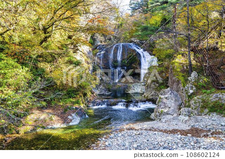 Scenery of autumn leaves Sekiyama Falls in autumn Higashine City, Yamagata Prefecture Scenery of autumn leaves Sekiyama Falls in autumn Higashine City, Yamagata Prefecture 108602124