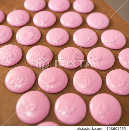 The process of making pasta dessert. 108603563