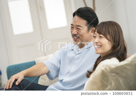 一對50多歲的微笑夫婦 108603651