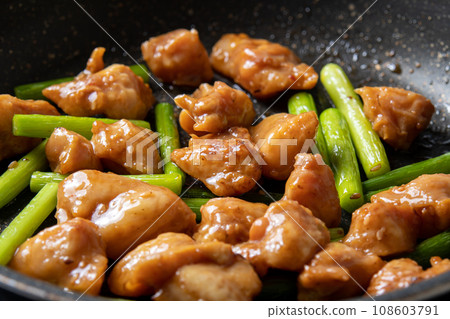 Stir-fried chicken bonjiri and garlic sprouts, cooking scene. 108603791