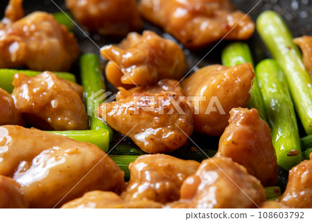 炒雞bonjiri和蒜芽，烹調場景。 108603792