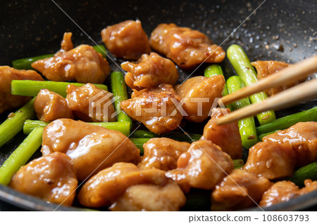 Stir-fried chicken bonjiri and garlic sprouts, cooking scene. 108603793