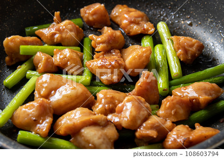 炒雞bonjiri和蒜芽，烹調場景。 108603794