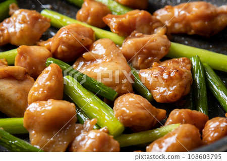 炒雞bonjiri和蒜芽，烹調場景。 108603795