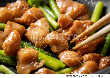 Stir-fried chicken bonjiri and garlic sprouts, cooking scene. 108603796