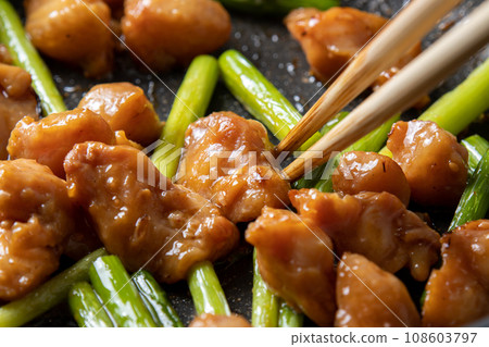 炒雞bonjiri和蒜芽，烹調場景。 108603797