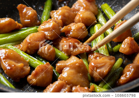 Stir-fried chicken bonjiri and garlic sprouts, cooking scene. 108603798