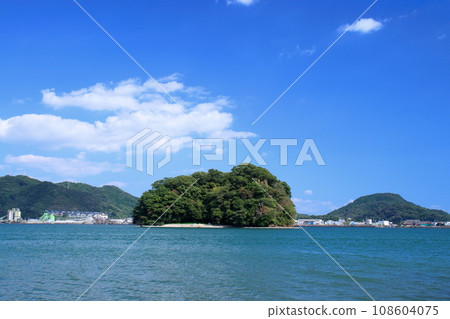 Tamashima floating in Urato Bay (Kochi City, Kochi Prefecture) Tamashima floating in Urato Bay (Kochi City, Kochi Prefecture) 108604075