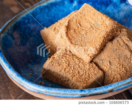 Japanese sweets. Warabi mochi sprinkled with soybean flour. Japanese sweets. Warabi mochi sprinkled with soybean flour. 108606573