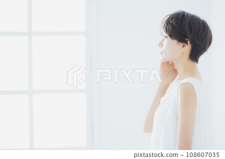 做皮膚護理的中年婦女 做皮膚護理的中年婦女 108607035