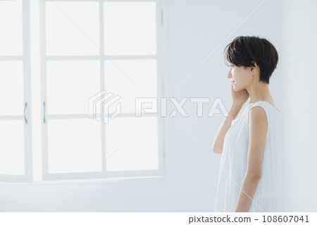 做皮膚護理的中年婦女 108607041