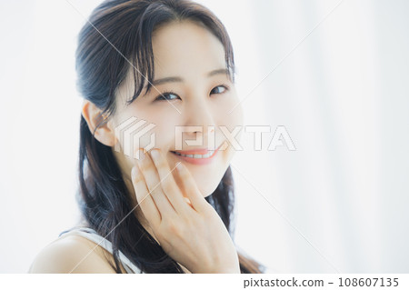 一名年輕女子正在做皮膚護理 108607135