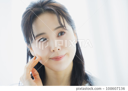 一名年輕女子正在做皮膚護理 108607136