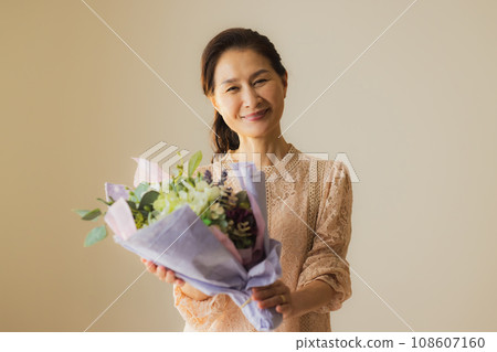 有花的中間婦女 有花的中間婦女 108607160