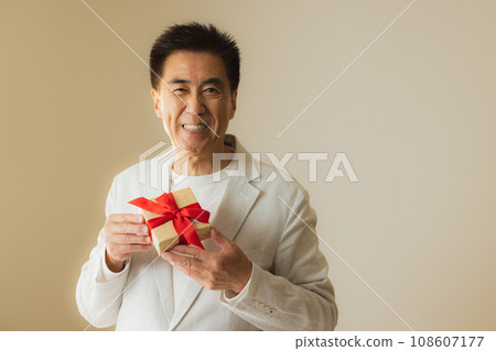 Senior men with gifts 108607177