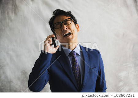 一位穿著西裝的中年商人 一位穿著西裝的中年商人 108607281