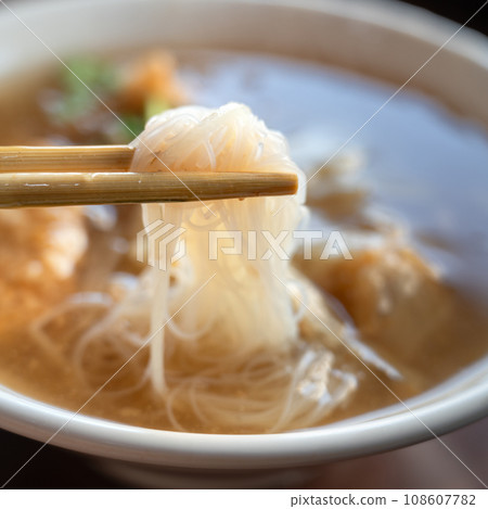 Fried fish fillet rice noodle thick sou Fried fish fillet rice noodle thick sou 108607782