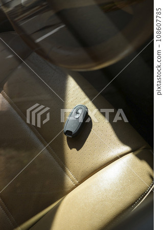 Locking the car key (in-lock) 108607785