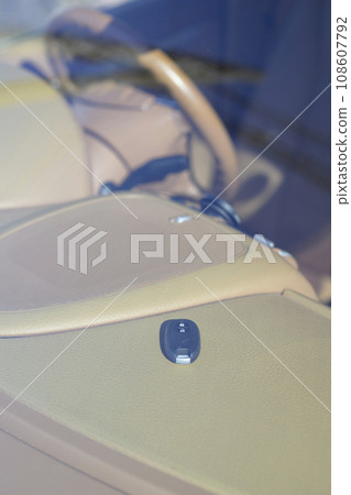 Locking the car key (in-lock) 108607792