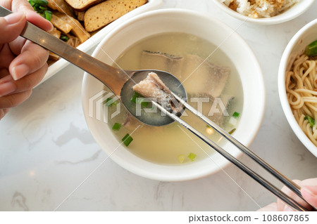 檸檬魚魚皮熱水魚熱水牛奶魚皮湯牛奶魚皮湯 108607865