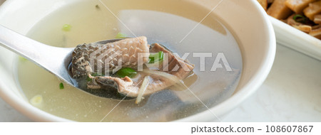 檸檬魚魚皮熱水魚熱水牛奶魚皮湯牛奶魚皮湯 檸檬魚魚皮熱水魚熱水牛奶魚皮湯牛奶魚皮湯 108607867