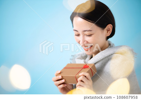 gift present sparkling woman 108607958
