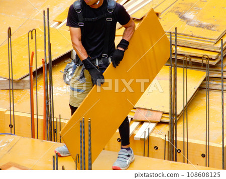 鋼筋混凝土模板施工進行中 108608125