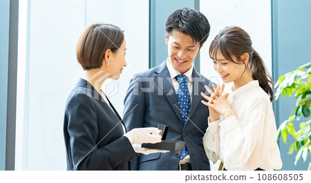 Couple shopping customer service Couple shopping customer service 108608505