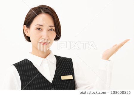 穿著制服的商務女性舉手 108608835