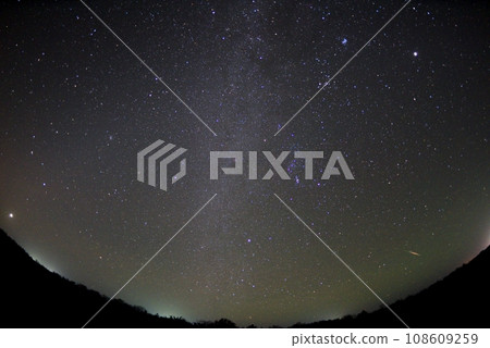 冬季銀河、低空流星和獵戶座 冬季銀河、低空流星和獵戶座 108609259