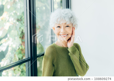 Senior women's beauty 108609274