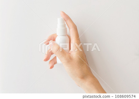 手拿著噴霧 手拿著噴霧 108609574
