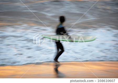 Image of surfing 108610607