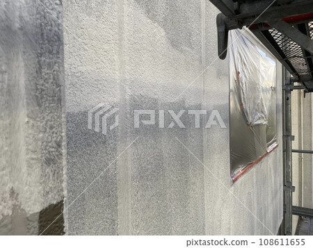 Prime the mortar wall with filler 108611655