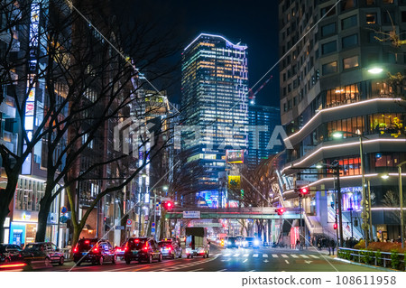 澀谷區，東京澀谷在晚上，明治通 108611958