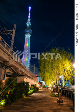 東京墨田區 夜晚 墨田河濱步道、東京水町 108611961