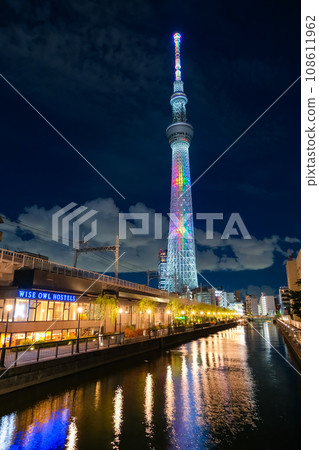 從東京墨田區港森大橋看到的東京晴空塔和東京水町夜景 從東京墨田區港森大橋看到的東京晴空塔和東京水町夜景 108611962