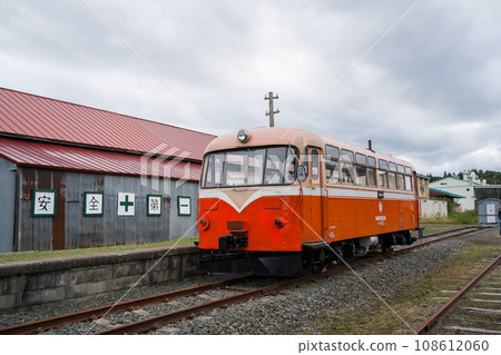 Rail buses and Kiha 10 type diesel cars preserved by the Nanbu Jukan Railway will be exhibited outdoors for a photo session at the former Shichinohe Station engine shed. Rail buses and Kiha 10 type diesel cars preserved by the Nanbu Jukan Railway will be exhibited outdoors for a photo session at the former Shichinohe Station engine shed. 108612060