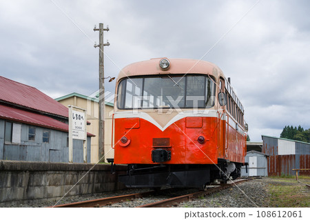 南部縱貫鐵路保存的鐵路巴士和Kiha 10型柴油車將在舊七戶站發動機棚的戶外展示並拍照留念。 南部縱貫鐵路保存的鐵路巴士和Kiha 10型柴油車將在舊七戶站發動機棚的戶外展示並拍照留念。 108612061