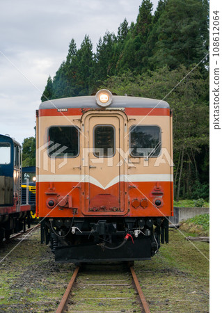 南部縱貫鐵路保存的鐵路巴士和Kiha 10型柴油車將在舊七戶站發動機棚的戶外展示並拍照留念。 南部縱貫鐵路保存的鐵路巴士和Kiha 10型柴油車將在舊七戶站發動機棚的戶外展示並拍照留念。 108612064