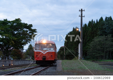 南部縱貫鐵路保存的鐵路巴士和Kiha 10型柴油車將在舊七戶站發動機棚的戶外展示並拍照留念。 南部縱貫鐵路保存的鐵路巴士和Kiha 10型柴油車將在舊七戶站發動機棚的戶外展示並拍照留念。 108612069