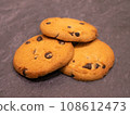 chocolate chip cookie 108612473