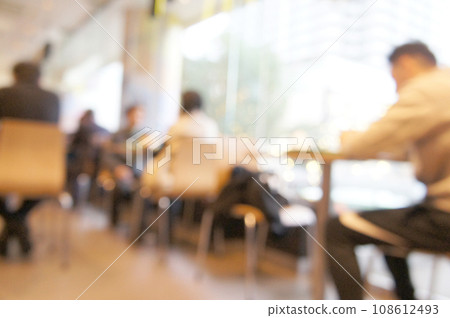 咖啡館內擠滿了許多顧客（模糊） 108612493