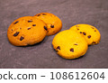 chocolate chip cookie 108612604