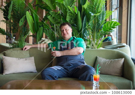 A worker drinks alcohol during his lunch break 108613000