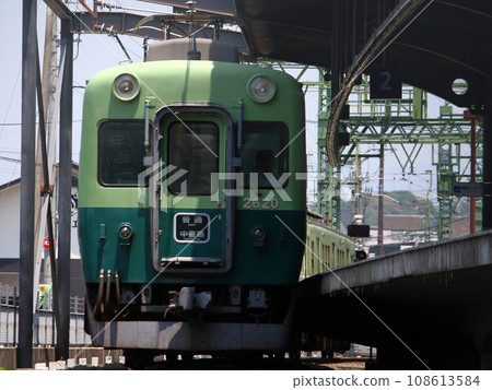Keihan Uji Line 2600 series train arriving at Uji Station 108613584