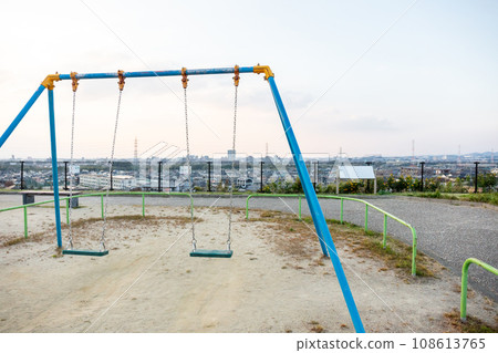 [Kamagado Kita Park] Park with swings at dusk 108613765