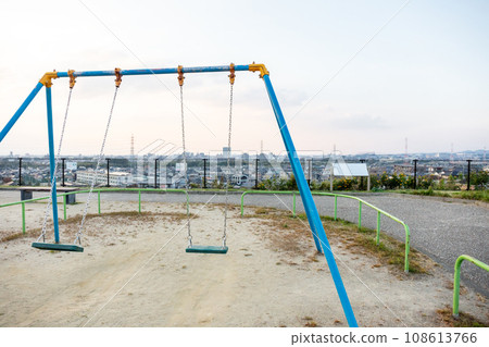 [Kamagado Kita Park] Park with swings at dusk 108613766